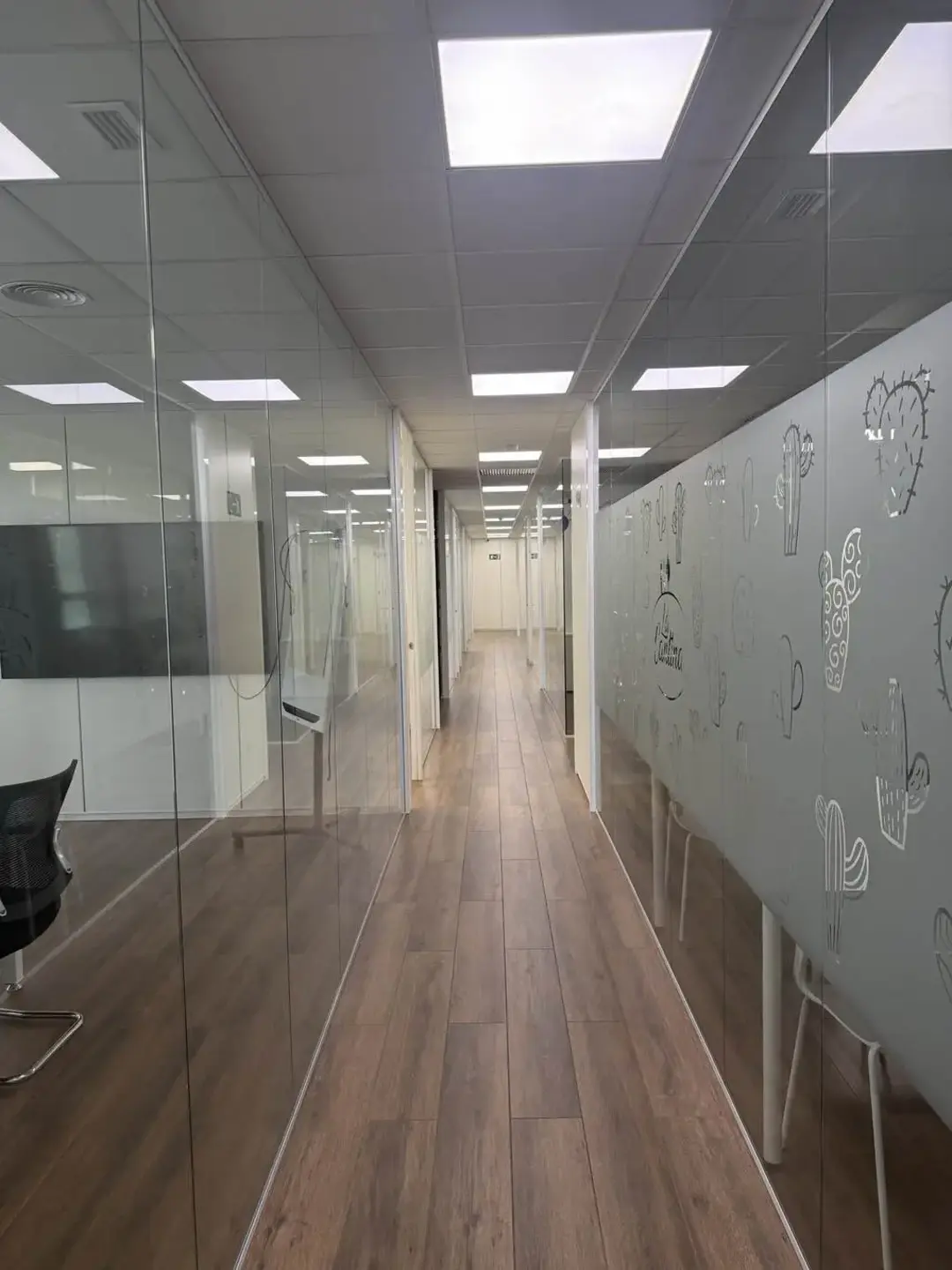 Divisorias para oficinas de cristal laminar 5+5 mm. con lámina de vinilo, diseño exclusivo Divisorias para oficinas de cristal laminar 5+5 mm. con lámina de vinilo, diseño exclusivo
