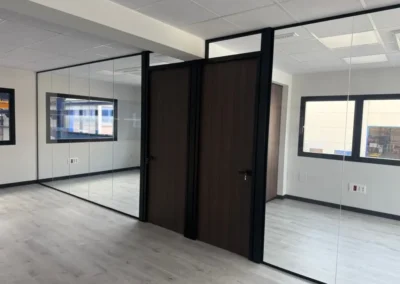 Mamparas divisorias para oficinas, con cristal laminar de 5+5 mm. , enmarcado perimetralmente con perfil de aluminio