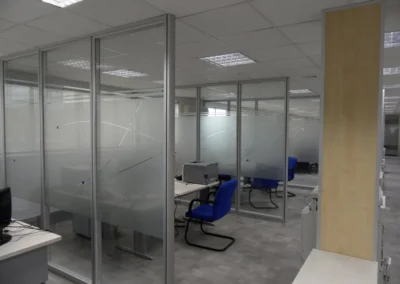 Mamparas divisorias para oficinas en cristal laminar 5+5 mm. enmarcados con perfil de aluminio