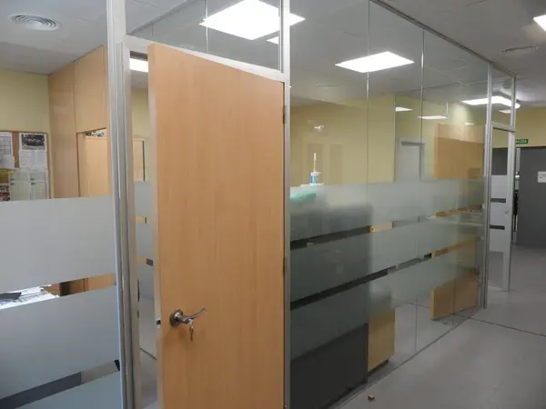 Divisorias para oficinas en cristal instaladas en Madrid Central Divisorias para oficinas en cristal instaladas en Madrid Central