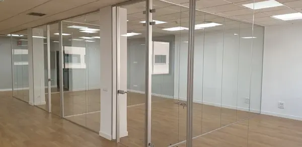 Divisorias para oficina instaladas en San Sebastián de los Reyes de cristal laminar 5+5 mm. Divisorias para oficina instaladas en San Sebastián de los Reyes de cristal laminar 5+5 mm.
