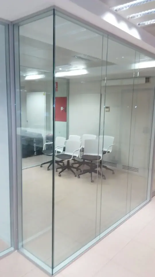 Mampara divisoria de oficina en cristal laminar de 5+5 mm. con doble panel de vidrio y cámara de aire intermedia