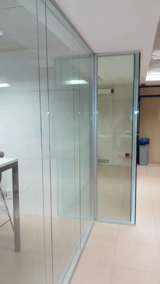 Divisoria para oficinas en cristal laminar de 5+5 mm. con doble panel de vidrio y cámara de aire intermedia