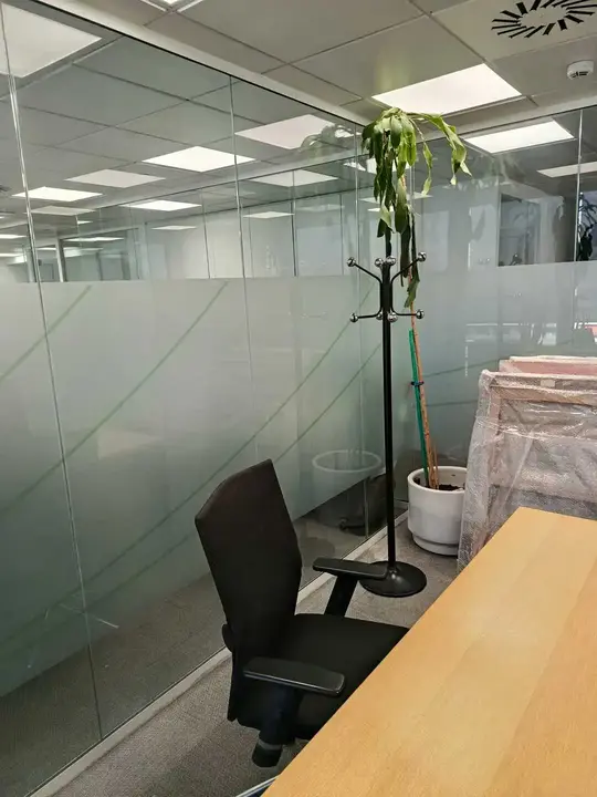 Divisorias para oficinas de cristal laminado 5+5 mm., con lámina de vinilo diseño exclusivo