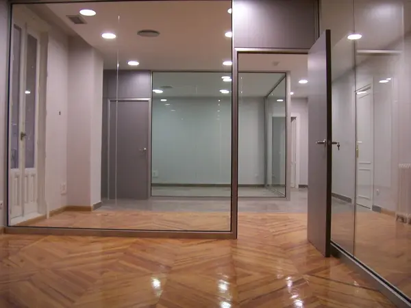 Divisoria para oficina en cristal laminar de 5+5 mm. con puerta en melamina Divisoria para oficina en cristal laminar de 5+5 mm. con puerta en melamina