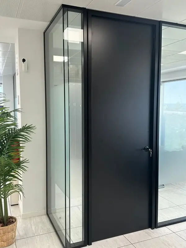 Mampara de oficina en cristal laminar 5+5 mm doble con cámara aislante, puerta en melamina Mampara de oficina en cristal laminar 5+5 mm doble con cámara aislante, puerta en melamina