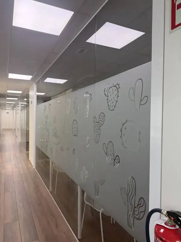 Mampara divisoria para oficina en cristal laminar, con lámina de vinilo diseño exclusivo Mampara divisoria para oficina en cristal laminar, con lámina de vinilo diseño exclusivo