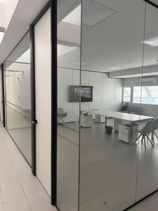 Mampara de oficina en cristal laminado de 5+5 mm.  con puerta en melamina blanca