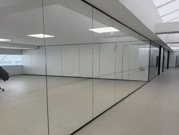 Mamparas divisorias para oficinas en cristal laminar de 5+5 mm. Mamparas divisorias para oficinas en cristal laminar de 5+5 mm.