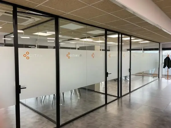Divisorias para oficinas de cristal laminar, instaladas en Madrid Divisorias para oficinas de cristal laminar, instaladas en Madrid