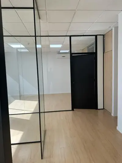 Divisorias para oficinas en vidrio laminar de 5+5 mm. con perfil perimetral de aluminio Divisorias para oficinas en vidrio laminar de 5+5 mm. con perfil perimetral de aluminio